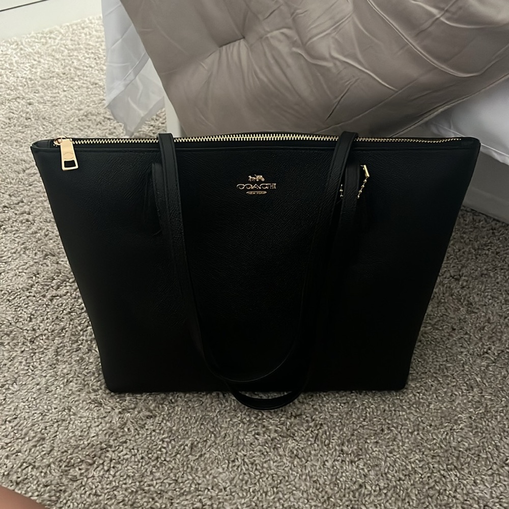 COACH Black Crossgrain Leather Zip Top Tote  -  Excellent condition💝👜